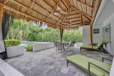 an outdoor patio with a table and chairs at Daddy House-victoria Park With Pool in Fort Lauderdale