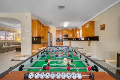 a living room with a table with pool tables at Casa grande con piscina-Palmetto Eliptic Miami- in Tamiami