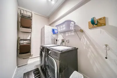 a laundry room with a washing machine in it at Casa grande con piscina-Palmetto Eliptic Miami- in Tamiami