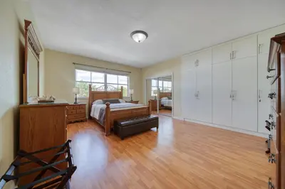 a bedroom with a bed and a chair in a room at Casa grande con piscina-Palmetto Eliptic Miami- in Tamiami