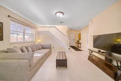 a large living room with a couch and a tv at Casa grande con piscina-Palmetto Eliptic Miami- in Tamiami