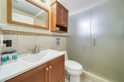 a bathroom with a toilet and a sink and a shower at Casa grande con piscina-Palmetto Eliptic Miami- in Tamiami