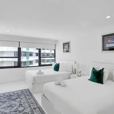 High floor 2BD with beach service 1616