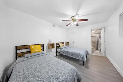 a bedroom with two beds and a ceiling fan at Casa Neisy Florida 10 minutes from Hollywood Beach and Hard Rock Hotel & Casino Hollywood in Hollywood
