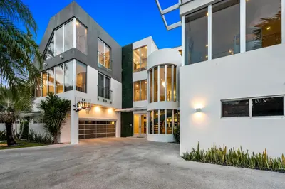 an image of a house with a driveway at Villa Seminole in Fort Lauderdale
