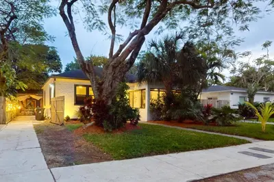 a house with a tree in the front yard at Entertainer's Paradise in Fort Lauderdale