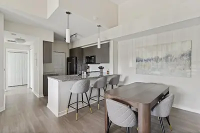 a kitchen and dining room with a table and chairs at Kasa Hollywood Fort Lauderdale in Dania Beach
