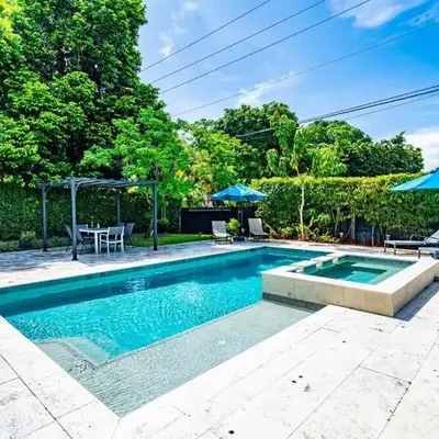 Spacious 5 Bedroom Heated Pool and Hot Tub