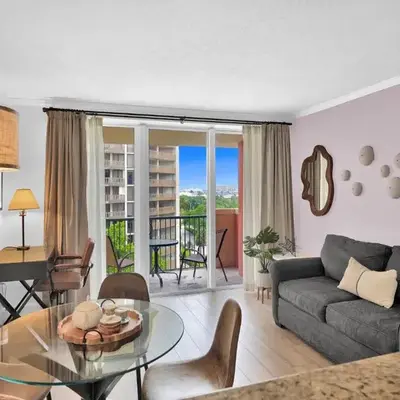 Serene Cozy Retreat with Balcony Free Parking