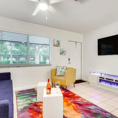 2 Mi to Dtwn Hollywood Vibrant Pet-Friendly Condo