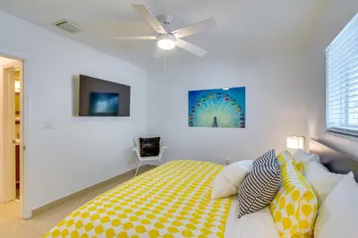 a bedroom with a bed and a ceiling fan at 2 Mi to Ocean Dog-Friendly Hallandale Beach Condo in Hallandale Beach