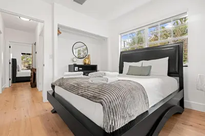 a bedroom with a large bed and a mirror at Farfalla XX in Miami