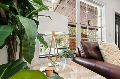 a living room with a table with a lamp and a couch at Farfalla XX in Miami