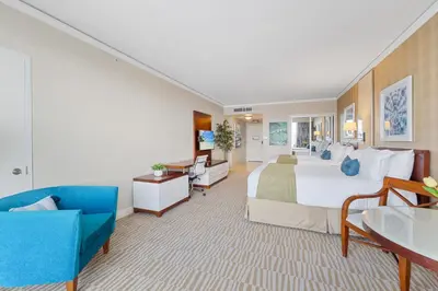 a hotel room with a large bed and a desk at Lujoso apartamento en playa de Sunny Isles Beach in Sunny Isles Beach