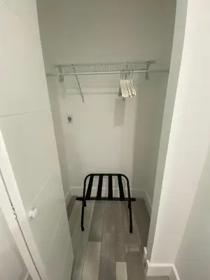 a room with a bench in the middle of a room at Newly renovated studio close to the beach in Hollywood