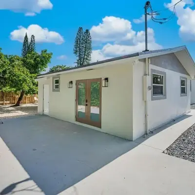 Modern Oasis Unit 2 - Close to Beach