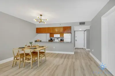 a dining room and kitchen with a table and chairs at Beautiful 1BR Apartment with Amenities in Miami