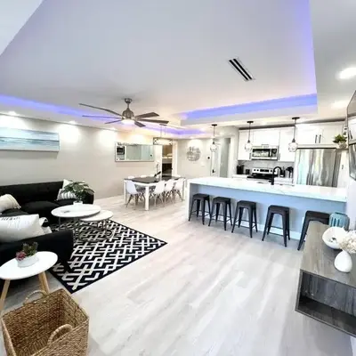 1 Block from the Beach 2BR 2BA Newly Renovated