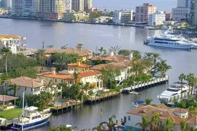 a group of houses and boats in a river at Daiquiri in Dania Beach