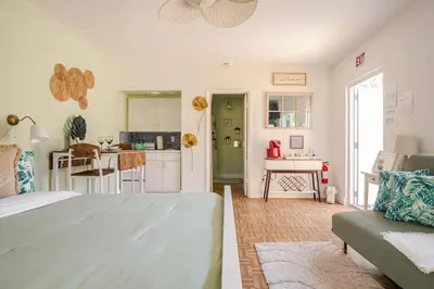 a kitchen and a living room with a bed in a room at Peaceful Casita near Hollywood Beach & essentials in Hollywood