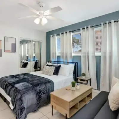 Studio Oasis near Hollywood Boardwalk