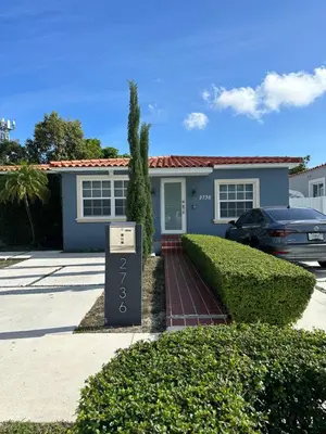 a house with a parking meter in front of it at R&R Hostal in Miami