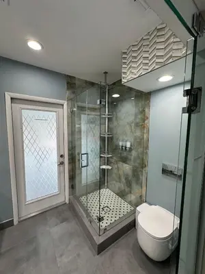 a bathroom with a shower with a toilet and a sink at R&R Hostal in Miami