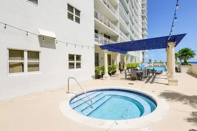 a hot tub in the courtyard of a building at Amazing Condo Brickell with Ocean-Pool View in Miami