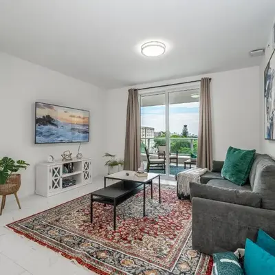 Stylish Apt with Pool and Gym near beach