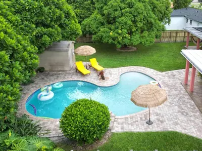an overhead view of a swimming pool with umbrellas at Casa Mexican home - Big Pool - Hot Tub - FITS 12 in Miami