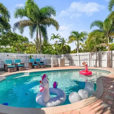 Chic Getaway Near Wilton Drive l Your Urban Escape
