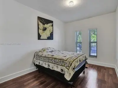 a bedroom with a bed in a room at Casa Ocaso in Miami