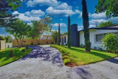 a driveway leading to a house at Flamingo House with Cinema, Pool & Chill Area in Miami
