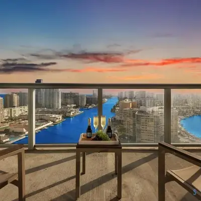 Stylish Apartment Pool & Balcony