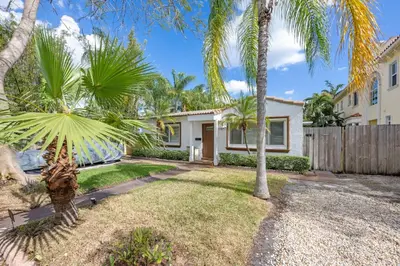 a home with palm trees in the yard at Turtle Nest Bungalow in Fort Lauderdale