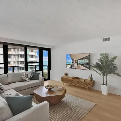 Chic 2-Bedroom Condo with Beach Service & Gym / 1210
