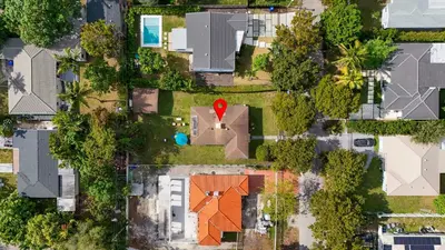 an overhead view of a house with a red marker in the yard at Retro Rewind - Location parking and all the vibes in Miami