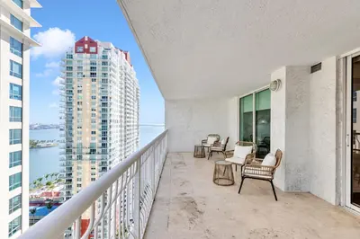a balcony with chairs and a view of a building at Luxury Miami Brickell Stay-Bay View in Miami