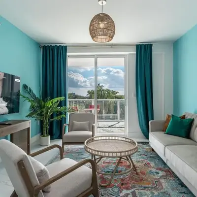 Resort-Style 1 Bed Condo with Pool Parking Rooftop & Gym