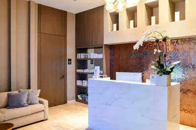 a lobby with a reception desk and a couch at Condo Closer The Sea and Beatiful Views in Hollywood