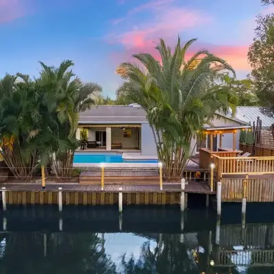 Waterfront House - Solar Heated Pool