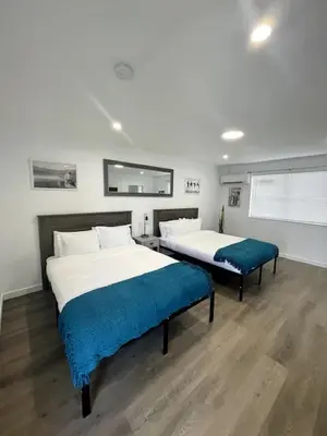 two beds in a room with two beds sidx sidx sidx at Tranquil Studio W Parking 10 min to Beach FLL in Hollywood