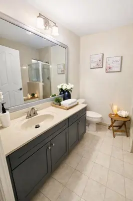 a bathroom with a sink and a mirror and a toilet at Lujosa Y Acogedora Casa En Miami! in Tamiami
