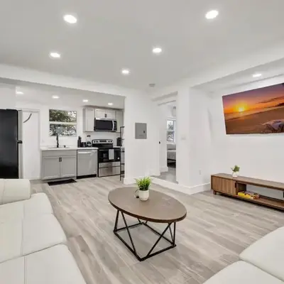 Banyan St 2BR 1BA off Las Olas- Steps to Beach unit 4