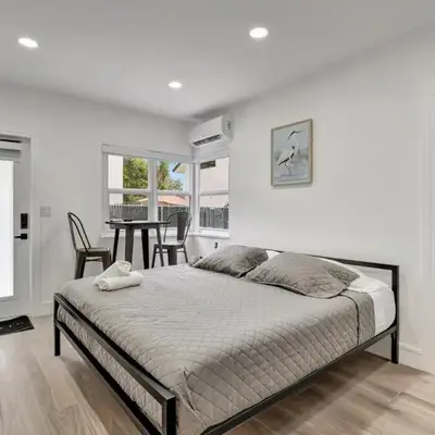 Banyan St. Studio off Las Olas- Steps to the Beach