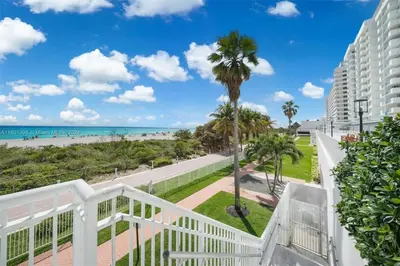 a balcony with a view of the beach and buildings at Miami apartamento sobre la playa con estacionamiento gratuito in Miami Beach