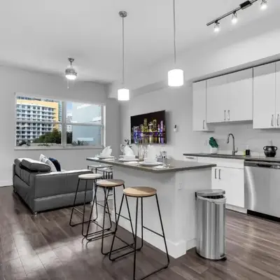 Sunny 1BR Unit With Free Parking Prime Location