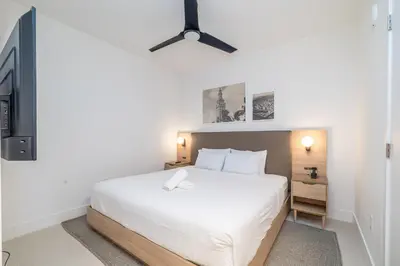 a bedroom with a white bed and a ceiling fan at Splendid 1 Bed - Amazing views in Miami