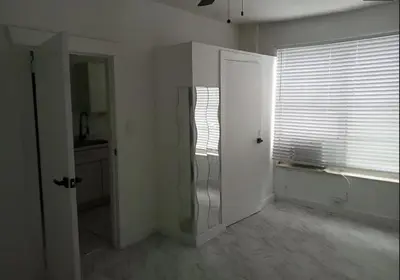 a white room with a door and a window at Apartamento a 5 minutos de Brickel no amubleado para estancias largas in Miami