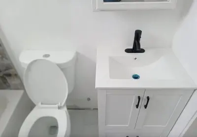 a white bathroom with a white sink and a white toilet at Apartamento a 5 minutos de Brickel no amubleado para estancias largas in Miami